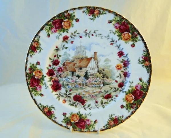 Old Country Roses Cottage Decorative 10.25 Inch Plate from Royal Albert