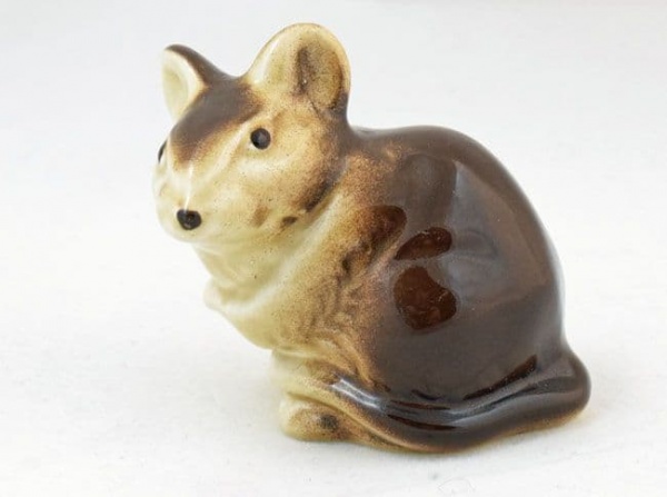 Poole Pottery Small Airbrushed Mouse Looking to his Left