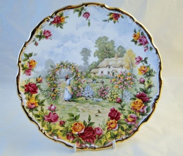 Royal Albert Plate. A Celebration  of The Old Country Roses Garden (Second Quality)