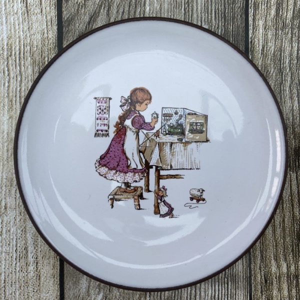 Hornsea Pottery Trinket Plate (Girl Standing on Stool)