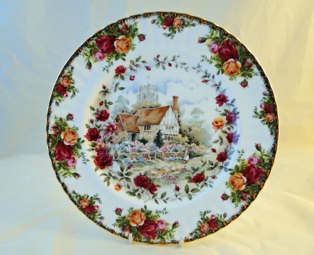 Old Country Roses Cottage Decorative 1025 Inch Plate from Royal