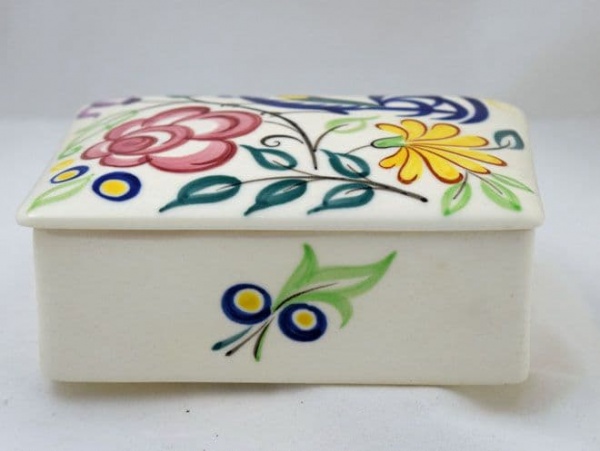 Poole Pottery Traditionally Hand Painted Cigarette Box in the ''LE'' Pattern.