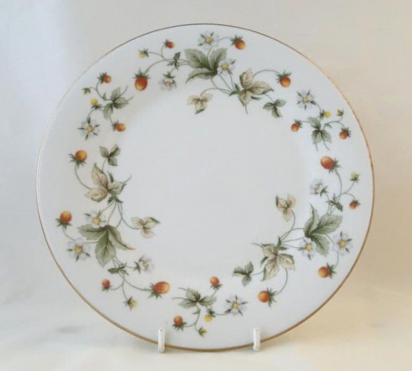 Royal Doulton Strawberry Cream (TC1118) 9'' Salad Plates